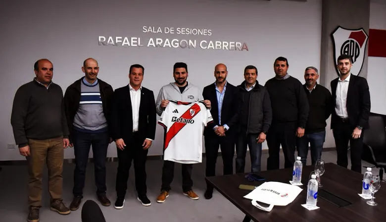 Egüen firmó un acuerdo con River Plate para promover el deporte y fortalecer a los clubes de barrio de 25 de Mayo