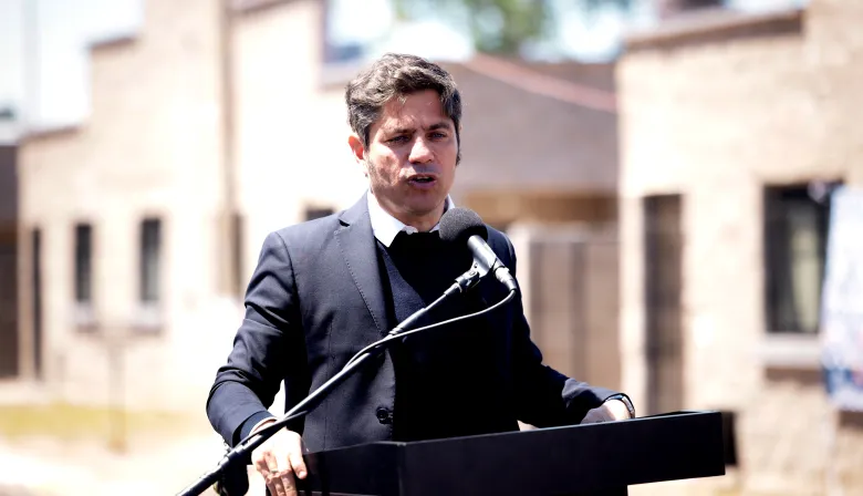 Kicillof contradijo a Milei por sus burlas a la gente que no llega a fin de mes y alertó por una “pelota de deuda”