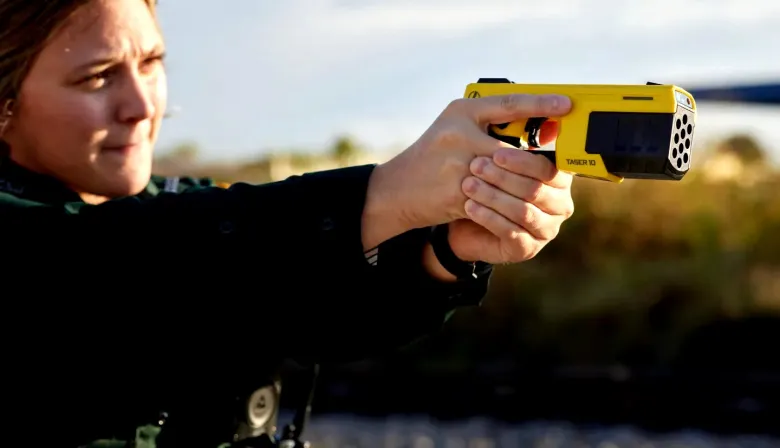 El proyecto que busca equipar a la Policía bonaerense con armas taser logró un avance en Diputados