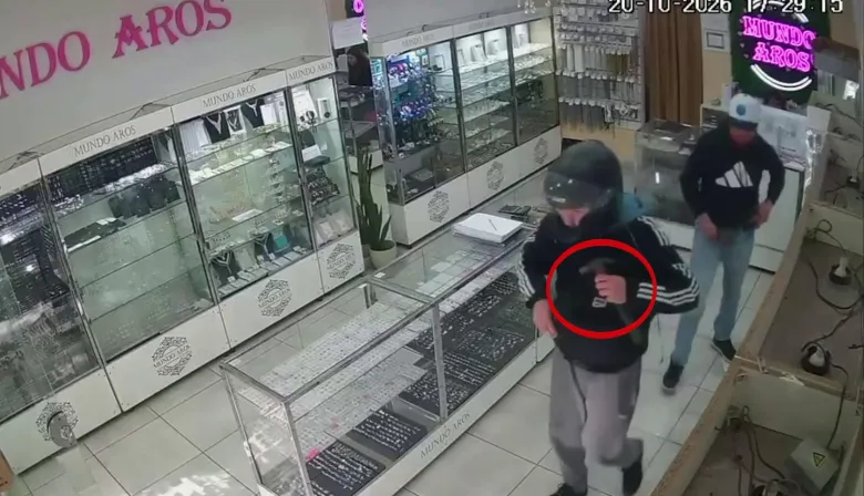 A punta de pistola y con martillazos, asaltaron una joyería en Merlo