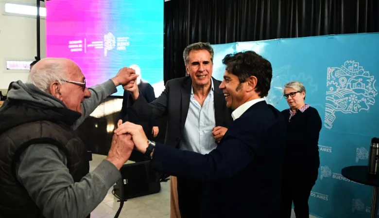 Juanci Martínez recibió a Kicillof y entregaron 74 escrituras a familias de Rivadavia