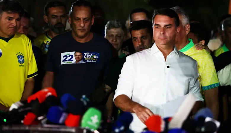De Argentina a Estados Unidos: el Gobierno de Milei y el movimiento para ayudar a Flávio Bolsonaro