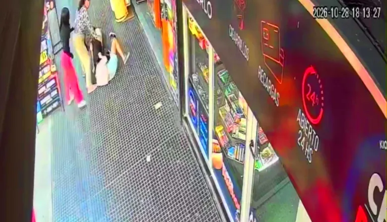 Regresaba de la escuela y dos chicas la golpearon en el centro de Merlo