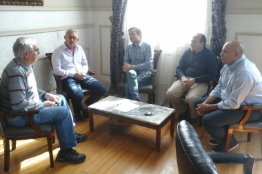 El diputado Torres entregó subsidios a clubes de Campana y prometió pavimentación para el municipio