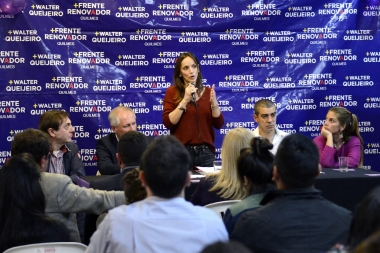 En traje de candidata, Malena Galmarini visitó Quilmes y lanzó críticas contra la gestión de Martiniano