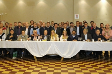 El peronismo plasmó foto conjunta y formó la Mesa de Unidad de Intendentes para discutir el Presupuesto 2017
