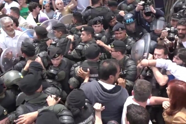 Cristina defendió a sus militantes de los escudos de Gendarmería: “Péguenme a mí, cobardes"