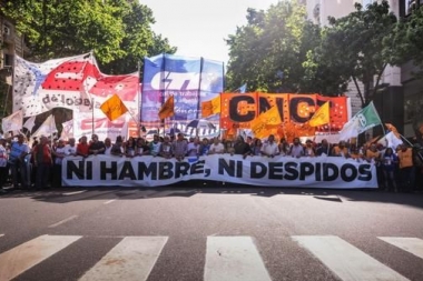La CGT y movimientos sociales marchan por la Ley de Emergencia Social