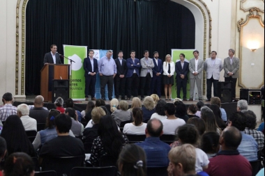 Garro entregó 188 escrituras de viviendas: “Estamos saldando una deuda de muchos años con nuestros vecinos"