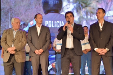 Ritondo e Insaurralde juntos en egreso de policías locales: anunciaron patrulleros con cámaras de 360 grados