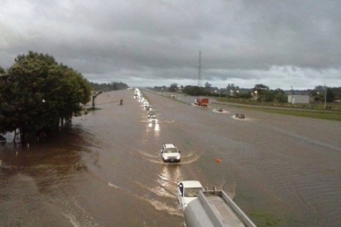 Denuncian represión en San Nicolás a inundados que pedían agua potable y comida