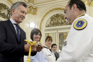 Macri entregó sables a oficiales de fuerzas federales recién ascendidos