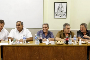 Cambio de timón: el triunvirato de la CGT anunció el primer paro contra el gobierno de Macri