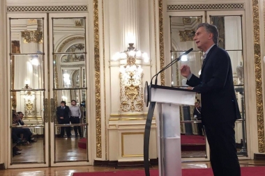 Doble marcha atrás de Macri: Correo a "foja cero" y freno a baja en jubilaciones