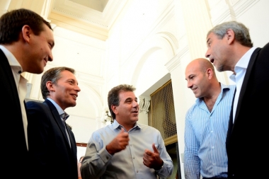 Ritondo se mostró con intendentes del Conurbano Sur y entregó patrulleros