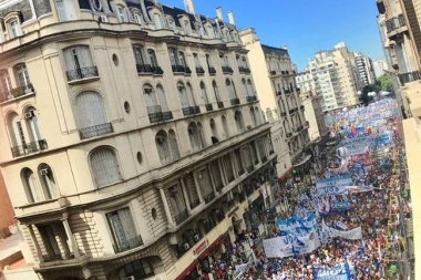 Multitudinaria marcha docente en reclamo de la convocatoria a la paritaria nacional