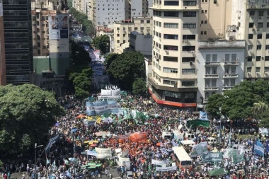 Con una gran convocatoria, se realizó la marcha de la CGT contra las medidas del Gobierno