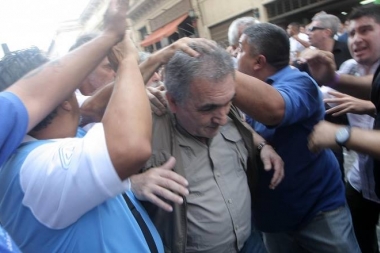 El triunvirato de la CGT no puso fecha de paro y los trabajadores estallaron en bronca