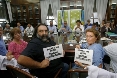 En medio de un nuevo paro, Vidal convocó a docentes a reunión paritaria para el viernes