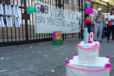 Empleados del Ministerio de Producción “festejaron” con torta y globos los cien días sin ministro