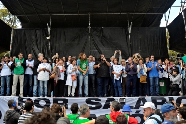 Con una movilización de más de 60 mil personas, los docentes anunciaron la continuidad del conflicto