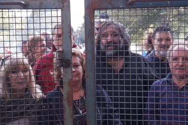 Gremios docentes quisieron ser recibidos por Vidal, pero no les dejaron pasar las vallas de Gobernación