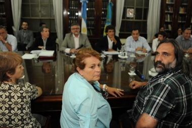 La Provincia convocó una nueva mesa paritaria tras la masiva movilización de trabajadores