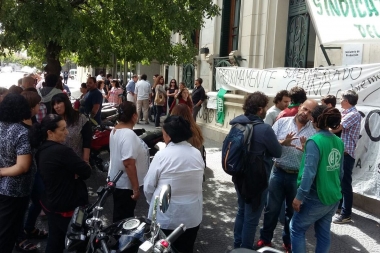 Trabajadores de Producción vuelven a reclamar a Vidal la designación de un ministro