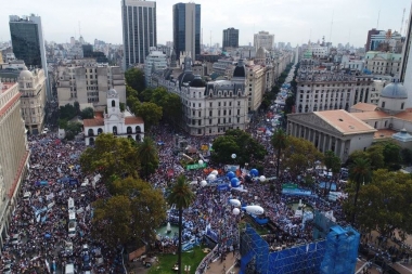 Con una movilización de 400 mil docentes, los gremios pidieron la apertura de la paritaria nacional
