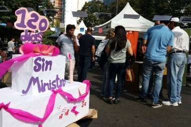 Trabajadores hicieron una “Feria productiva” en reclamo por 120 días sin Ministro de Producción