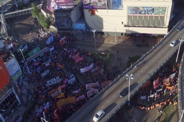 El Gobierno Nacional enfrenta el primer paro general, con piquetes en los accesos a Capital Federal