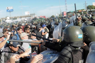 Gendarmería aplicó protocolo antipiquete y reprimió a manifestantes que cortaban Autopista Panamericana