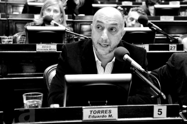 Diputado del bloque camporista camina y se muestra con randazzistas