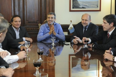 Tras el almuerzo en el Senado, salen a coro a proclamar la candidatura de Randazzo