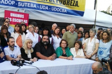 Docentes instalaron la “Carpa de la Dignidad” y pusieron sobre la mesa posibilidad de paro