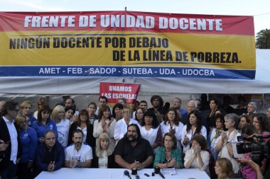 Docentes levantaron la carpa frente a la Legislatura y analizan medidas de fuerza