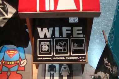 La Plata: los comercios tienen prohibido vender indumentaria que incite a la violencia de género