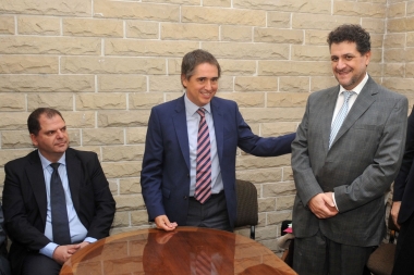 El Defensor del Pueblo le exigió al Gobierno que se vincule el tarifazo de la luz a los salarios