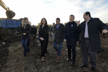 Macri y Vidal recorrieron obras en un basural de San Vicente, junto a Gladys González