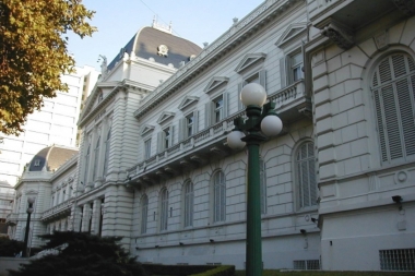 La Corte revocó el fallo que dejó en libertad a ocho jefes policiales en la causa de los sobres