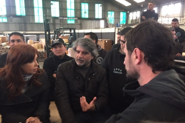 En campaña, Cristina visitó una cooperativa de trabajo de cuero reconstituido en San Martín