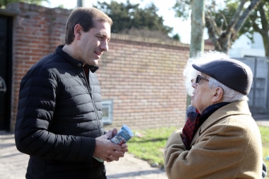 En La Plata, Garro encabezó “timbreo de gestión” junto a funcionarios y precandidatos