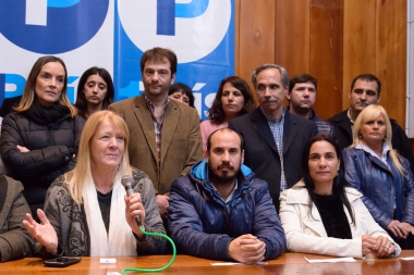 Stolbizer visitó La Plata y recorrió una fábrica de ladrillos junto a precandidatos locales