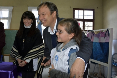 Cascallares entregó anteojos a alumnos de tres escuelas de Almirante Brown