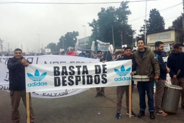 Operarios de Adidas cederán parte de su salario para evitar más despidos de la empresa