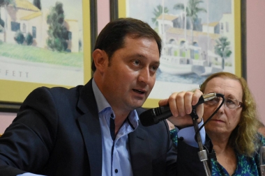 Grave denuncia contra intendente de Lincoln: lo acusan de golpear y tirar por las escaleras a un vecino