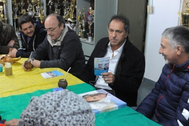 De recorrida por Almirante Brown, Scioli reclamó reglamentación de la Ley de Clubes de Barrio