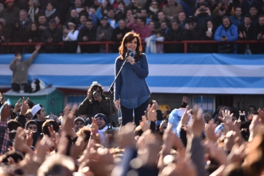 Según encuesta, en la recta final Cristina saca ventaja de cinco puntos sobre Esteban Bullrich