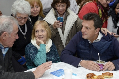 Massa le pidió a los jubilados que “el domingo vayan a votar y le pongan un límite al Gobierno”