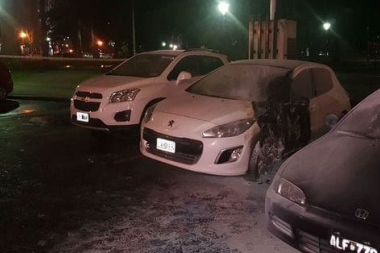 Explotaron dos bidones con nafta que incendiaron autos frente al Ministerio de Seguridad provincial